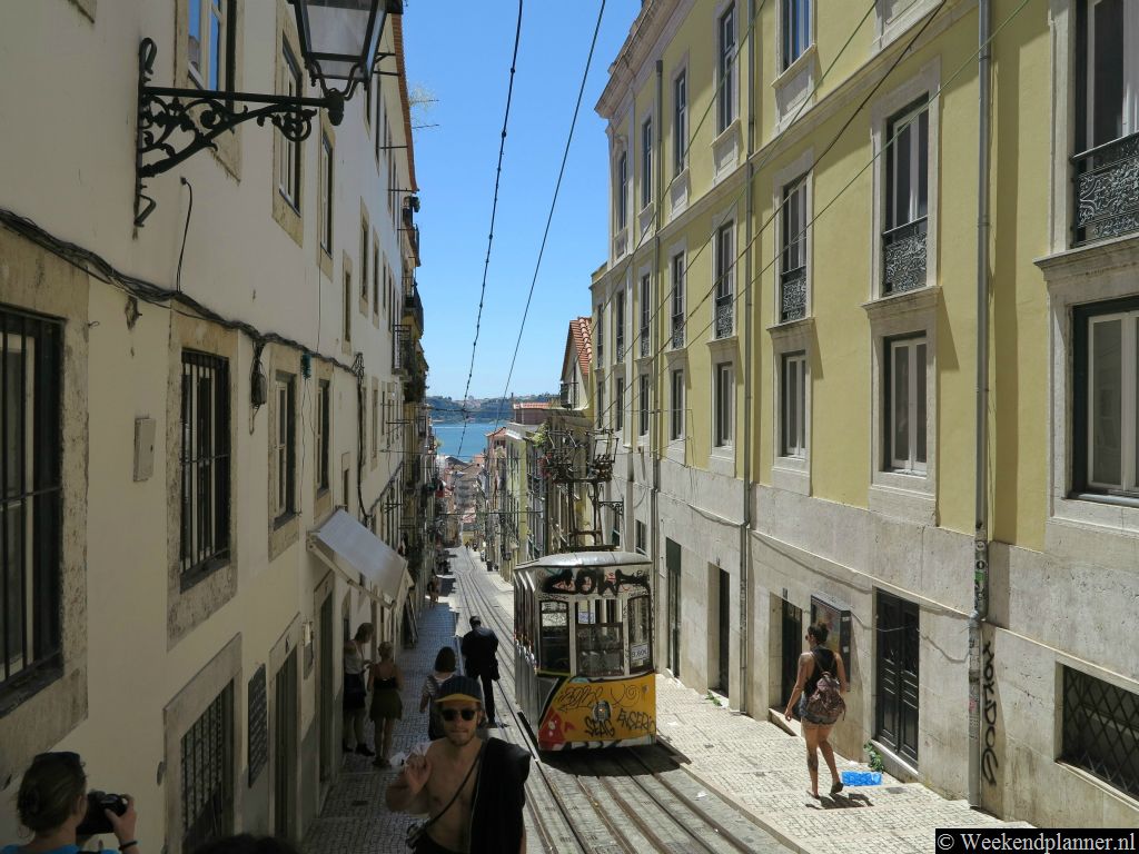 Deze kabeltrein rijdt van de Taag de heuvel de wijk Bairro Alto in.Tip: De wijken in het historische centrum van Lissabon.